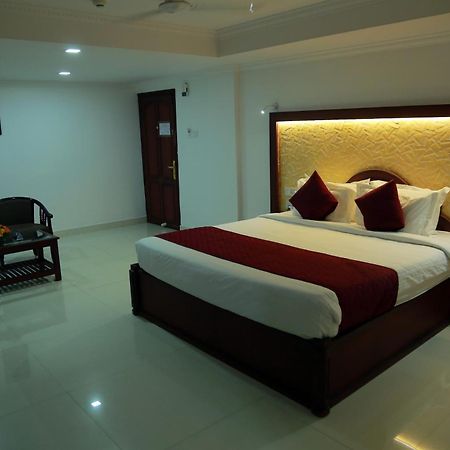 Hotel Savera Park Thrissur Esterno foto