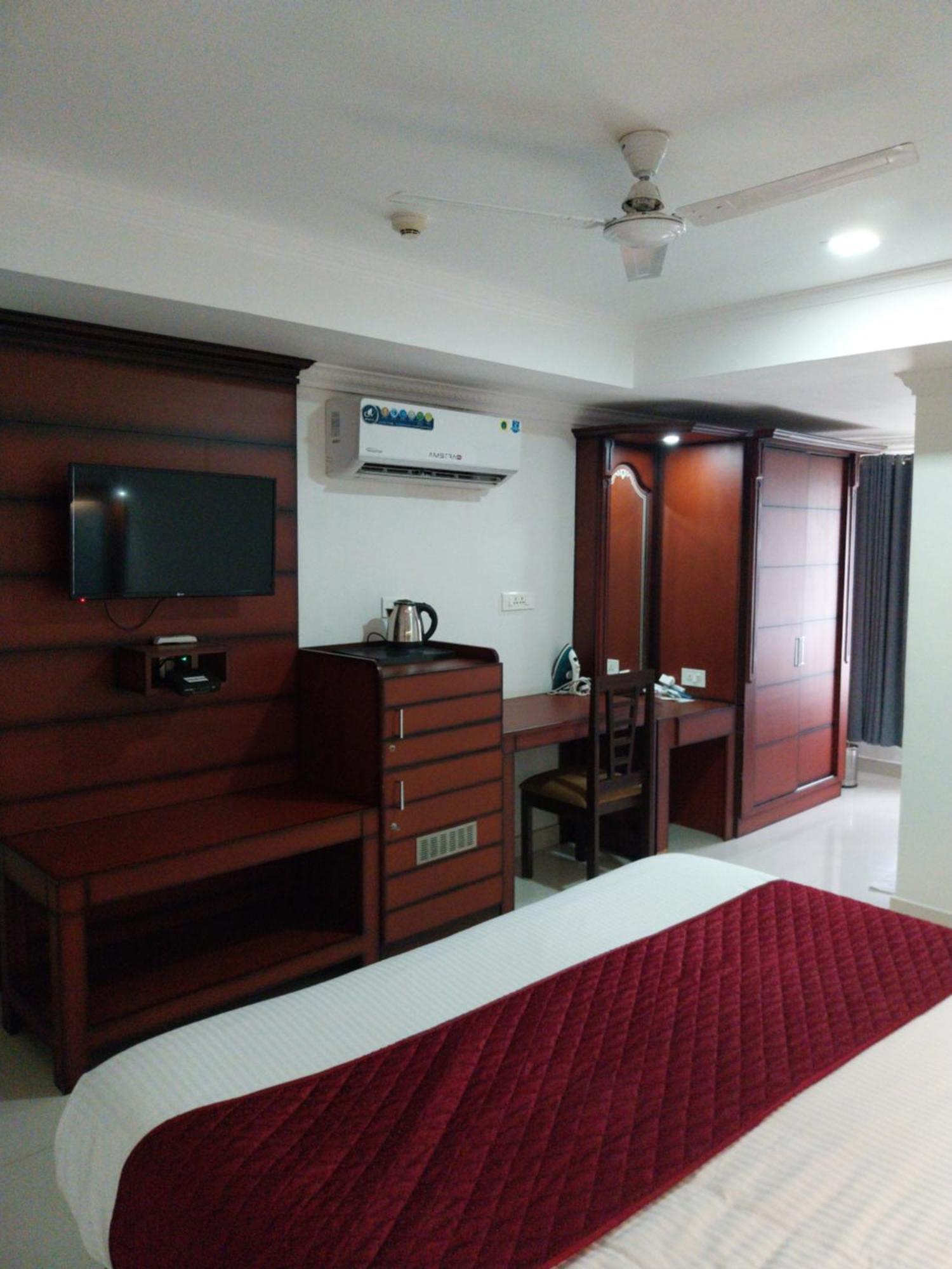 Hotel Savera Park Thrissur Esterno foto