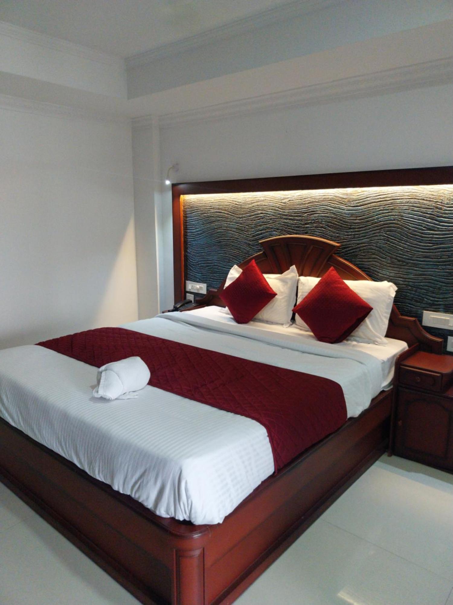 Hotel Savera Park Thrissur Esterno foto