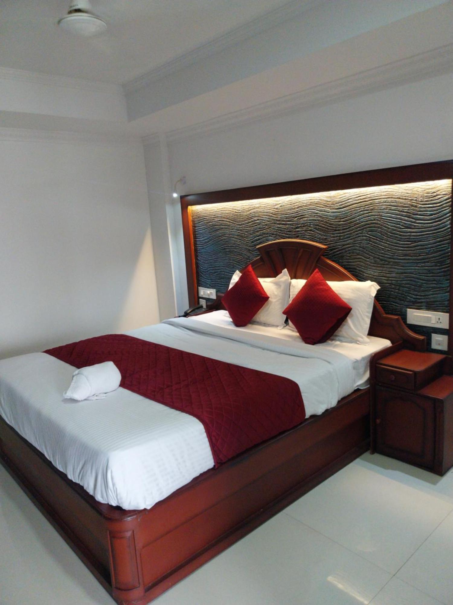 Hotel Savera Park Thrissur Esterno foto