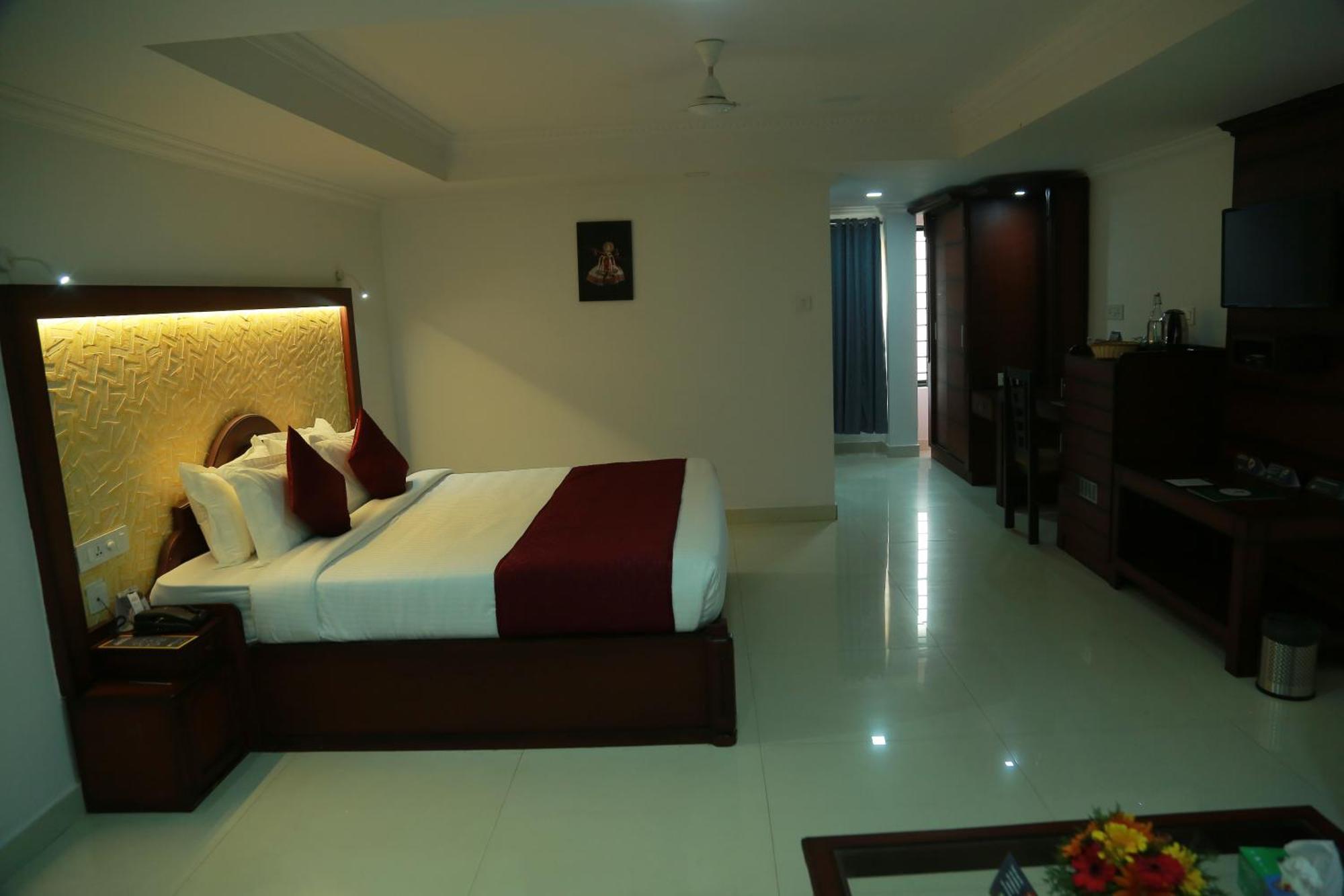 Hotel Savera Park Thrissur Esterno foto