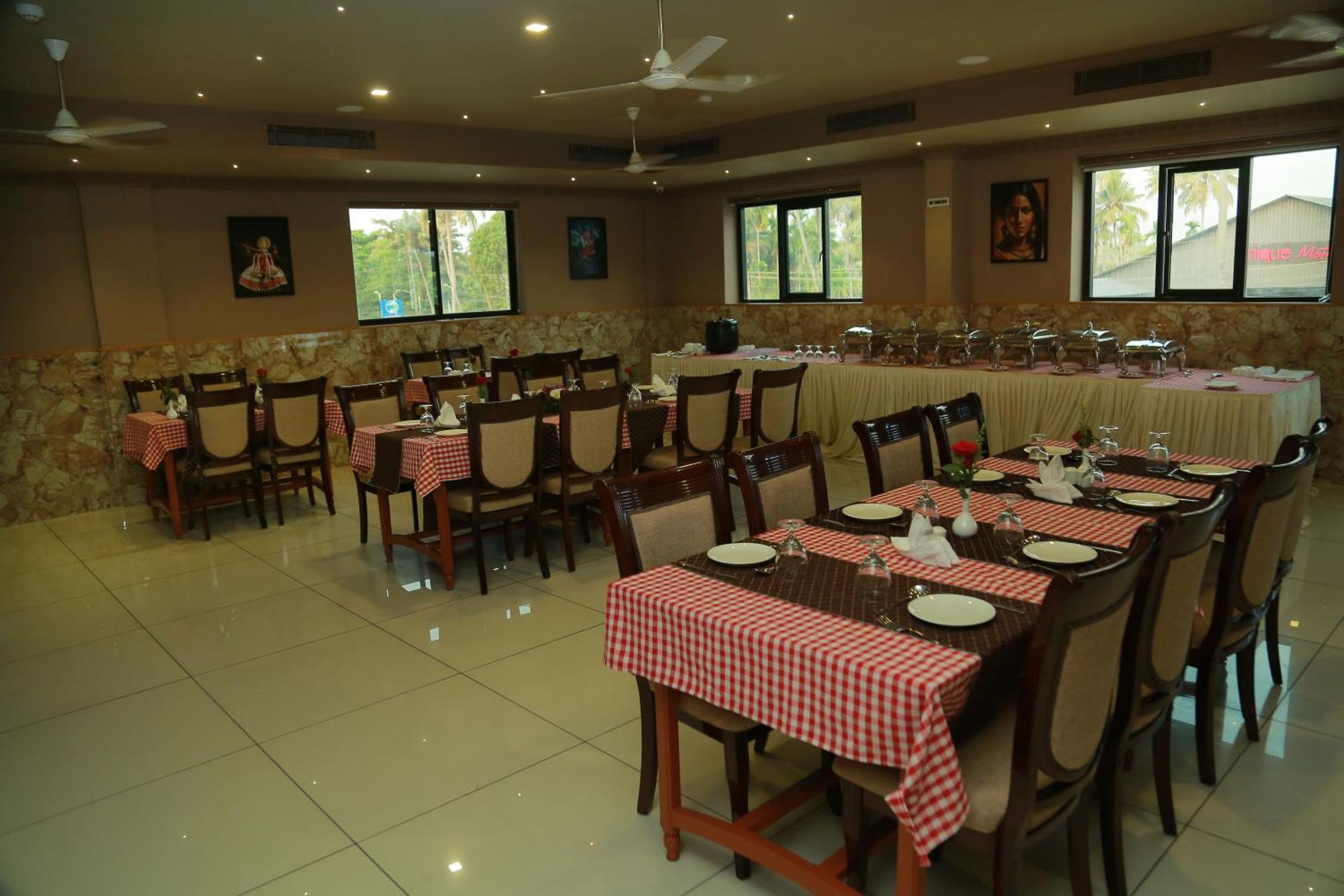 Hotel Savera Park Thrissur Esterno foto