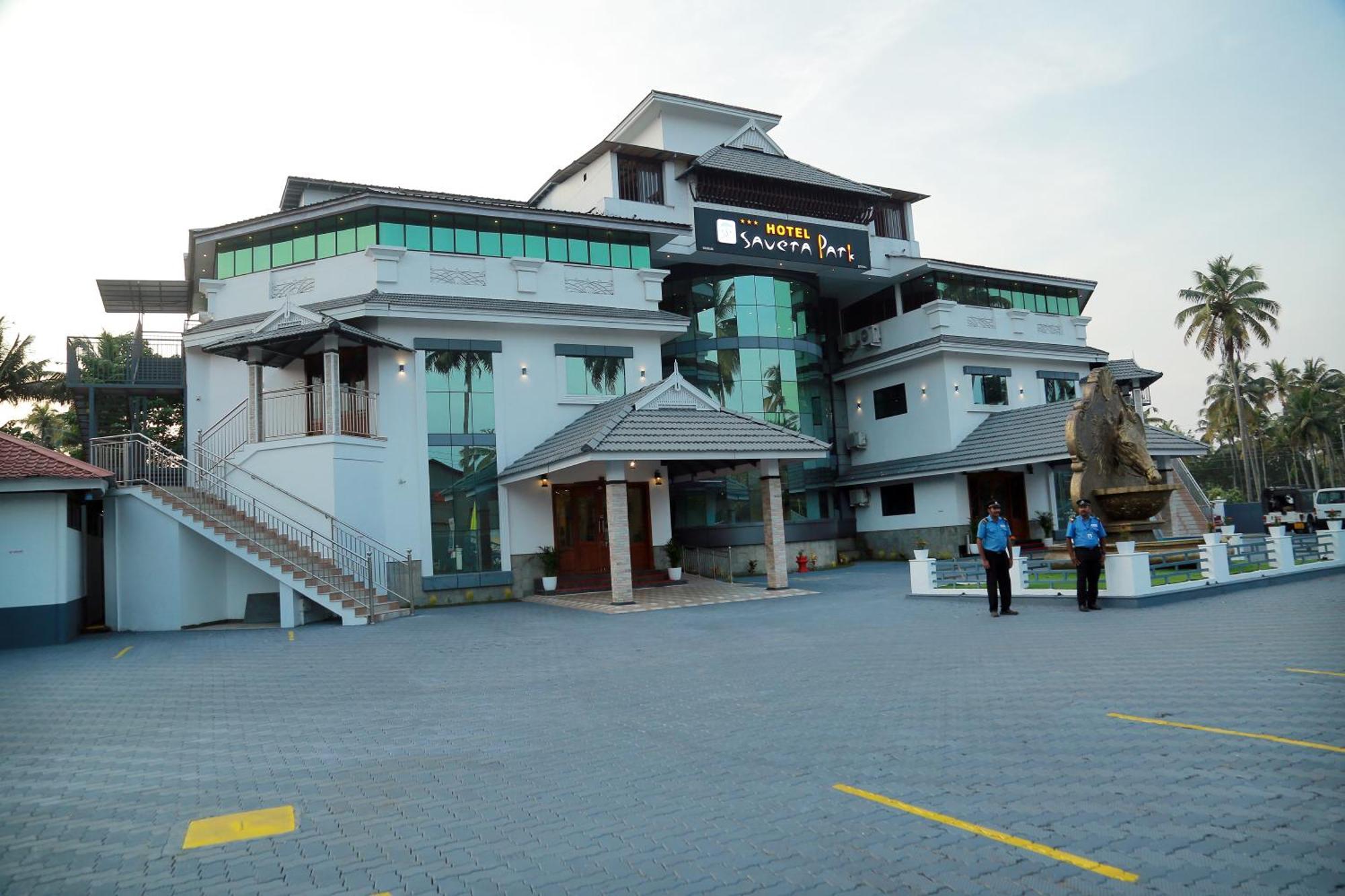 Hotel Savera Park Thrissur Esterno foto