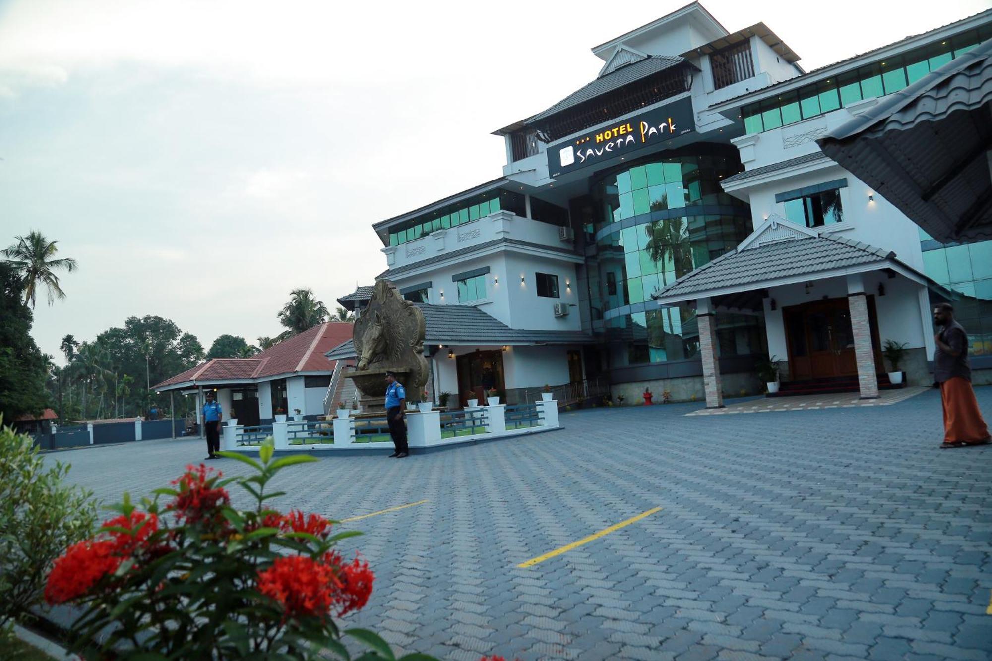 Hotel Savera Park Thrissur Esterno foto