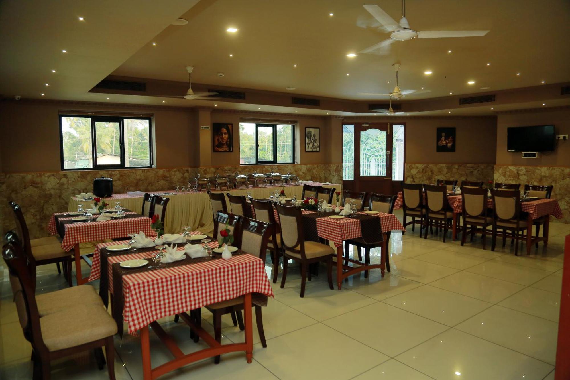Hotel Savera Park Thrissur Esterno foto