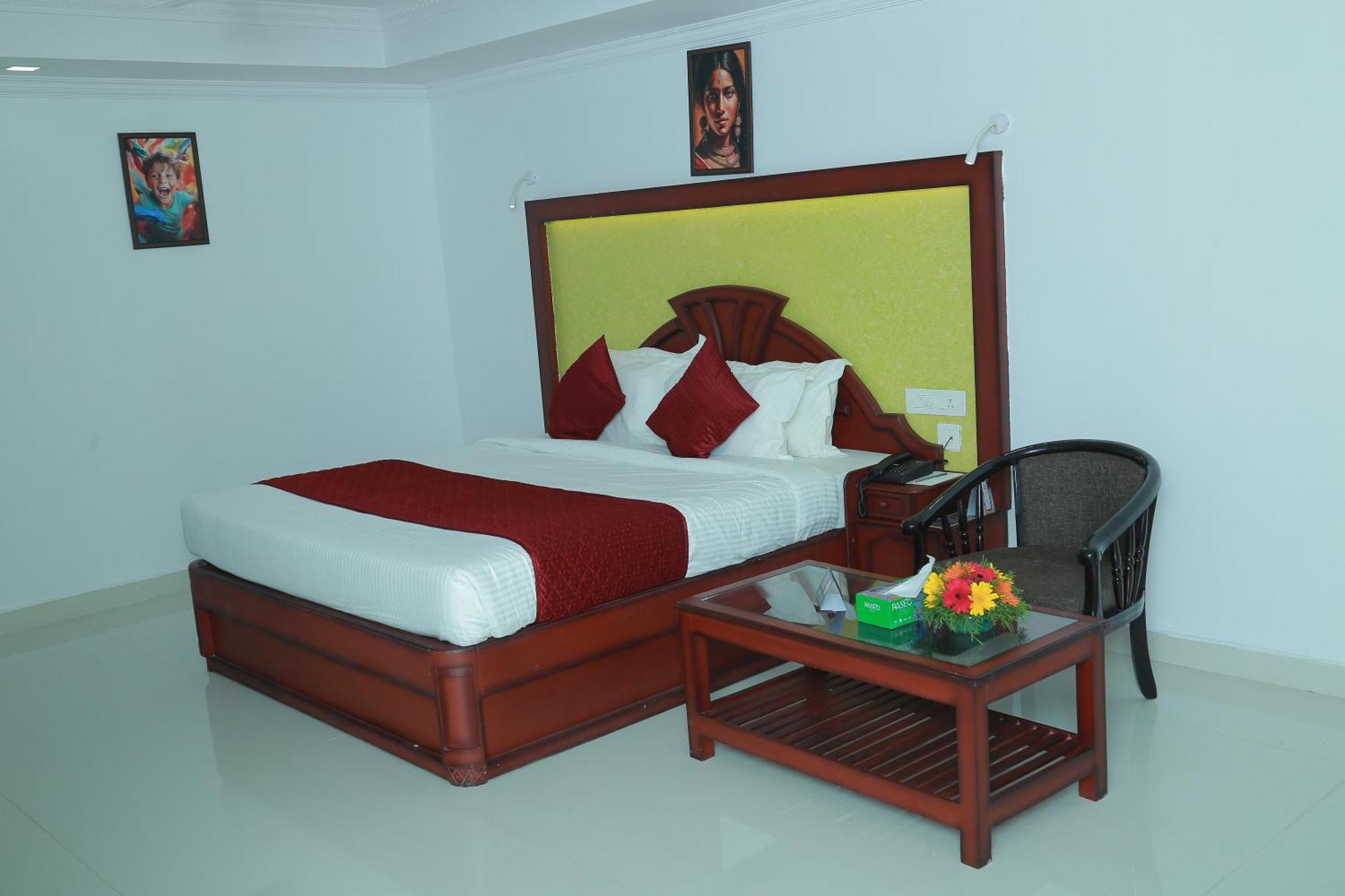 Hotel Savera Park Thrissur Esterno foto