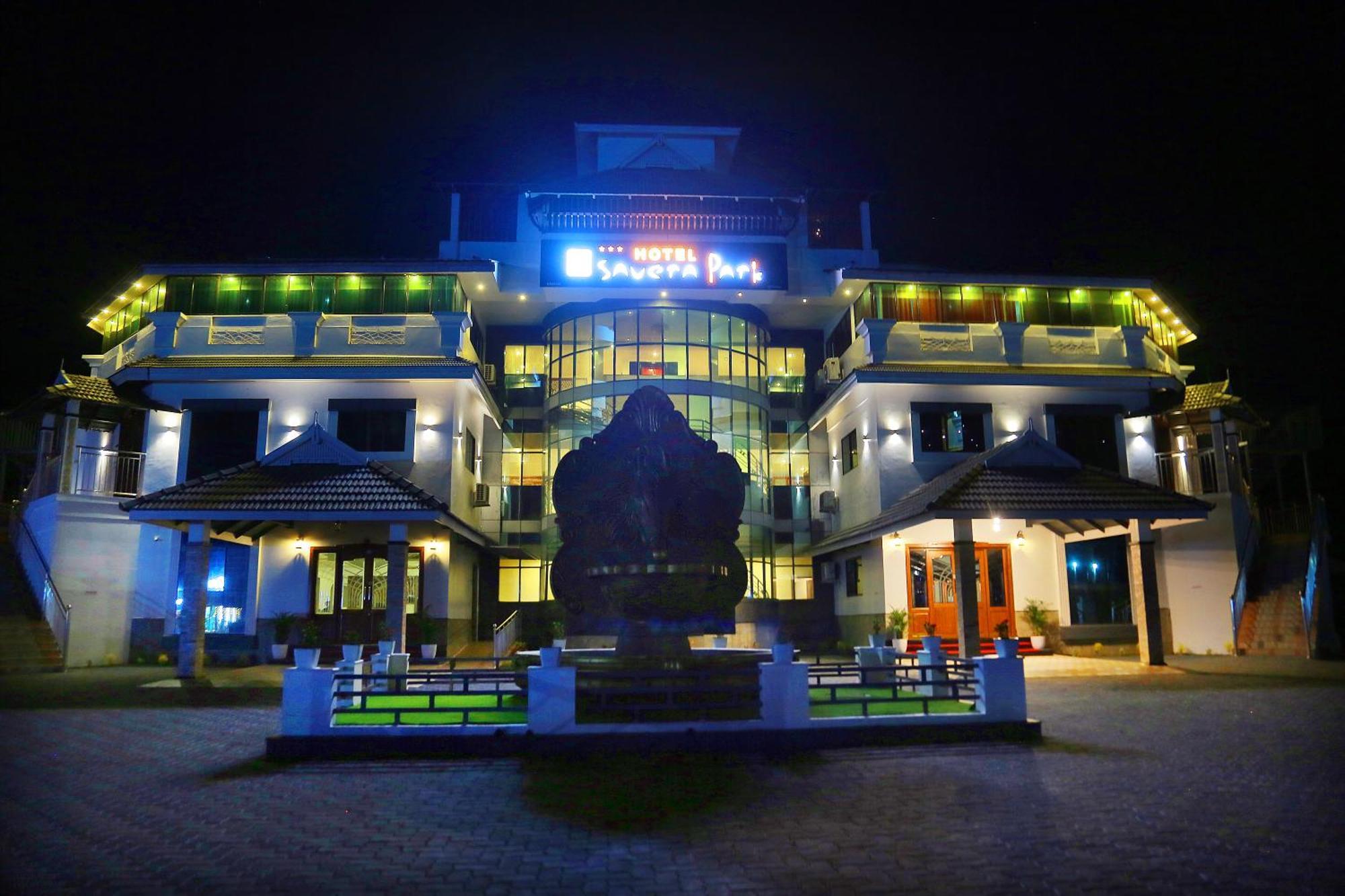 Hotel Savera Park Thrissur Esterno foto
